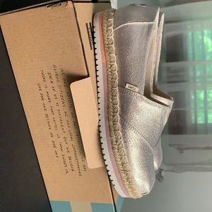 Tom’s like new Platform Alpargata Silver size 7